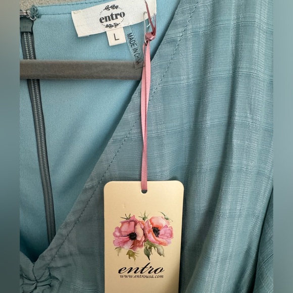 Beautiful long balloon sleeve dress with key hole detail at bust. - Picture 3 of 3